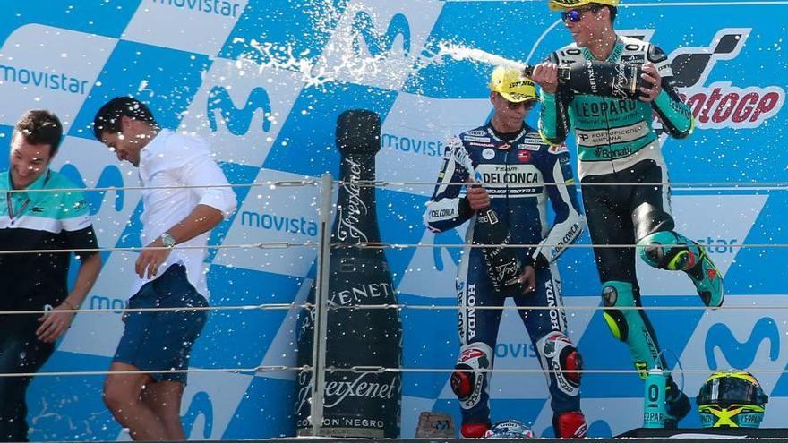 Joan Mir celebra en el podio su victoria en el Gran Premio de Aragón de Moto3.