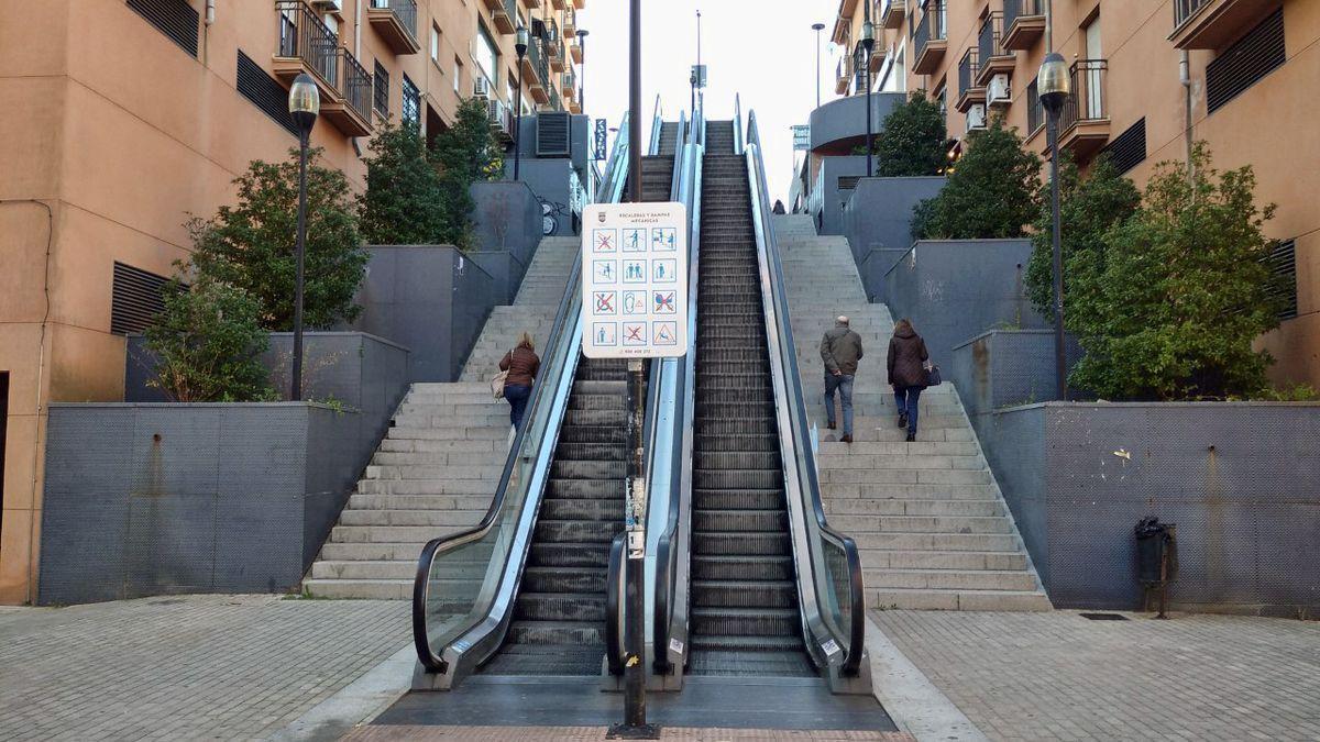 Escaleras mecánicas de Plasencia, donde se ha caído una mujer este viernes.