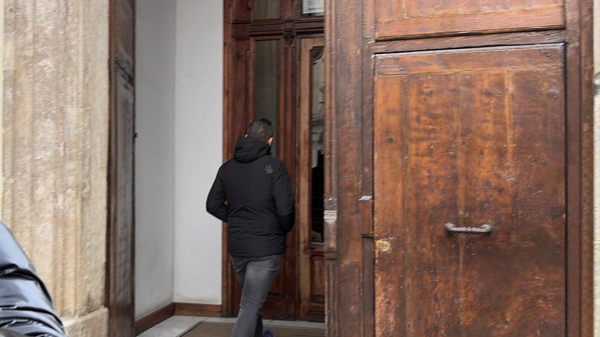 Uno de los agentes de la UCO accede al edificio donde se encuentra la sede central de Forestalia, donde este jueves se ha practicado un registro en el marco de la trama Leire.