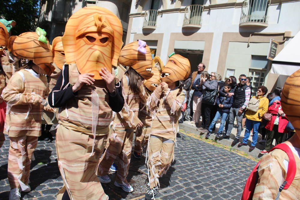 La rua escolar de la Santa Creu torna a enlluernar