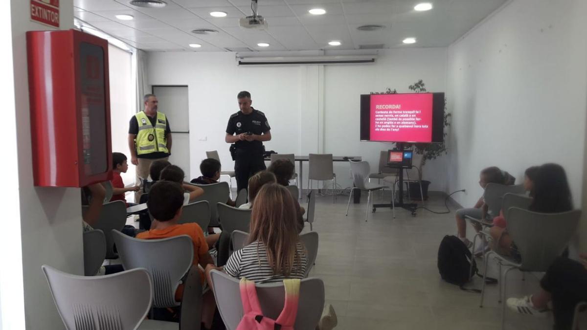 Los escolares escuchan con atención las explicaciones de un agente de la Policía Local. | AYUNTAMIENTO DE SANT JOSEP 