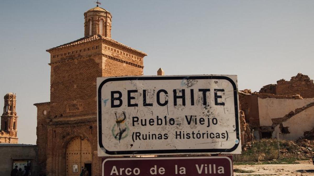 Vista de la entrada al pueblo viejo de Belchite.