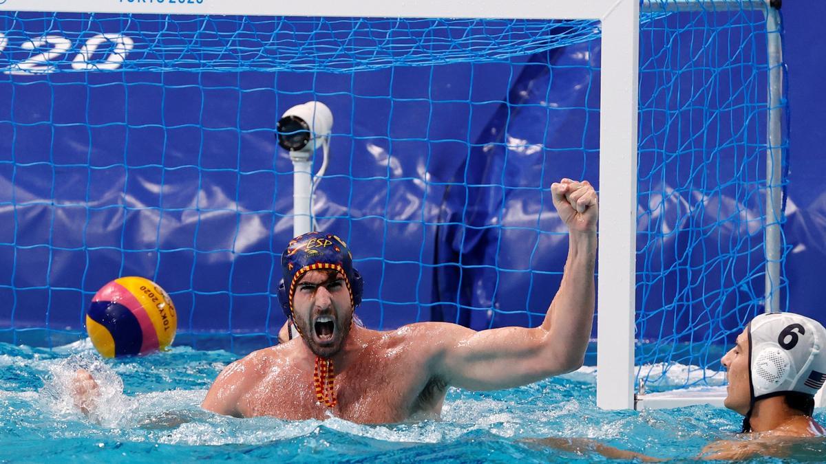 Miguel de Toro de España celebra tras anotar contra ESTADOS UNIDOS, durante un partido por los cuartos de final masculinos de waterpolo en los Juegos Olímpicos Tokio 2020, este miércoles en el Centro de Waterpolo de Tatsumi en Tokio (Japón).