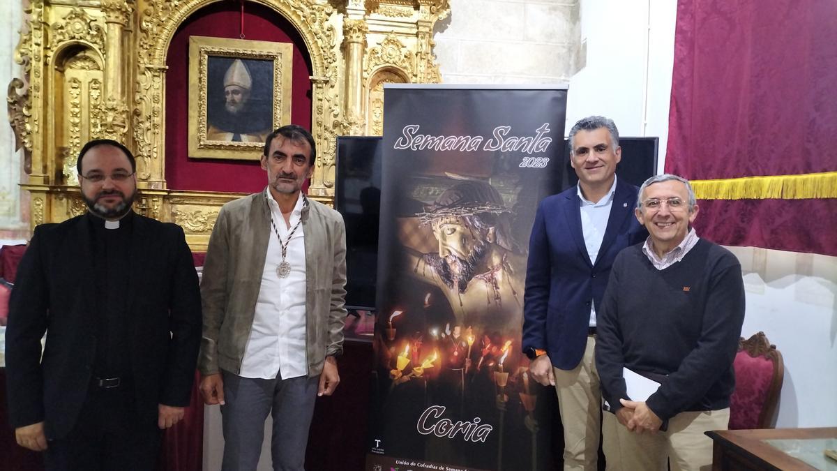 Chaves, Martiño, García Ballestero y Martín, ayer, junto al cartel que promociona la Semana Santa cauriense 2023.