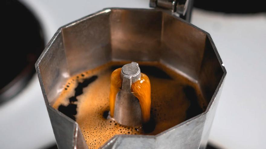 Cómo hacer un café perfecto en una cafetera italiana: Guía completa para principiantes y expertos