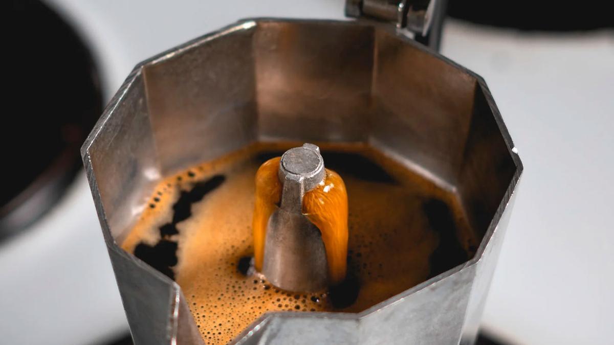 Proceso del burbujeo del café y posterior llenado del depósito.