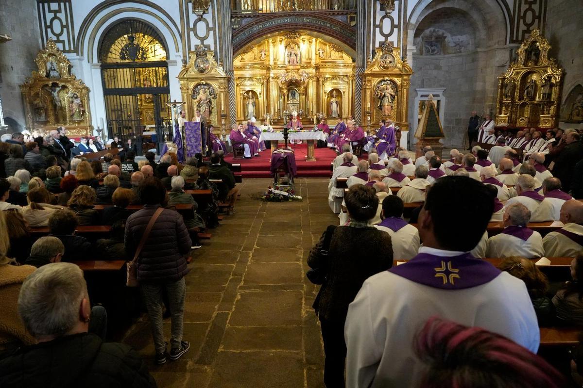 GALERÍA | La iglesia de San Ildefonso, abarrotada para despedir a José Ángel Rivera de las Heras