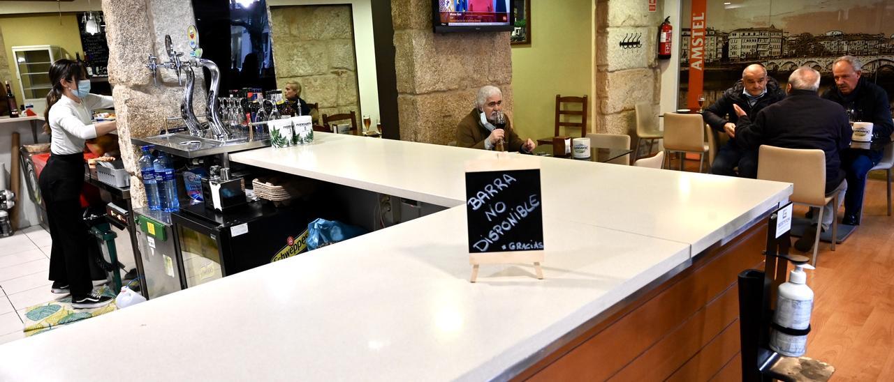 Barra cerrada en la cafetería Los Castellanos.