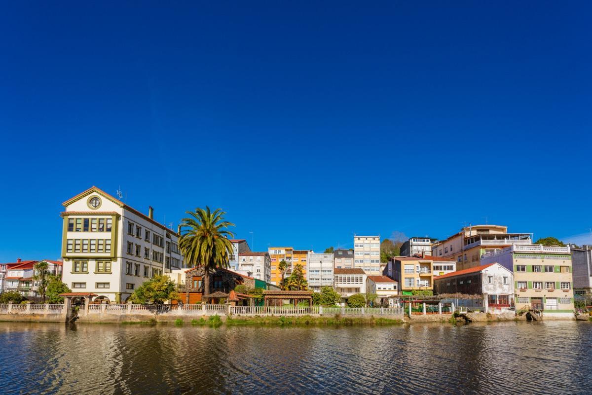 Betanzos desde el río Mondeo