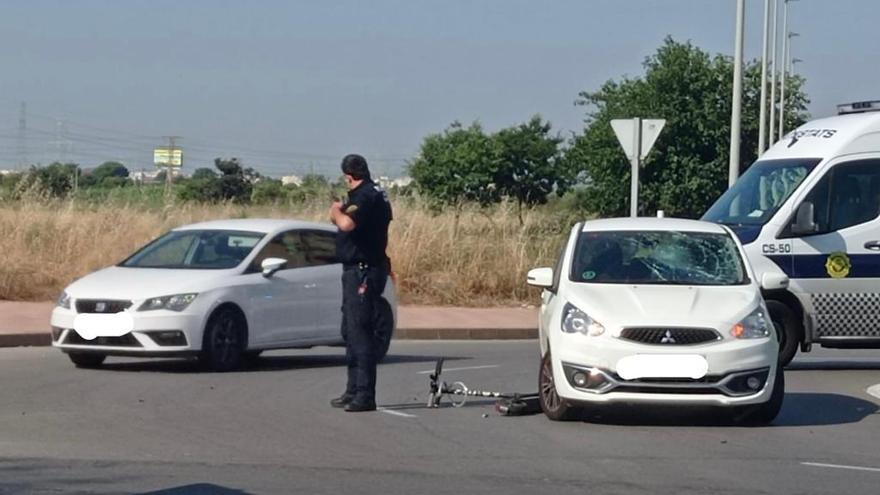 Accidente en la rotonda de la calle Río Ter entre un vehículo y un patinete eléctrico