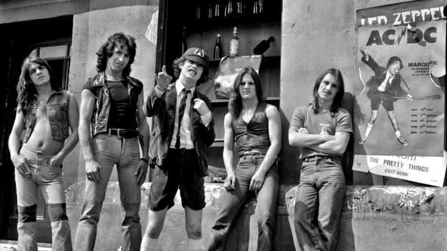 Una icónica imagen de los comienzos de AC/DC.