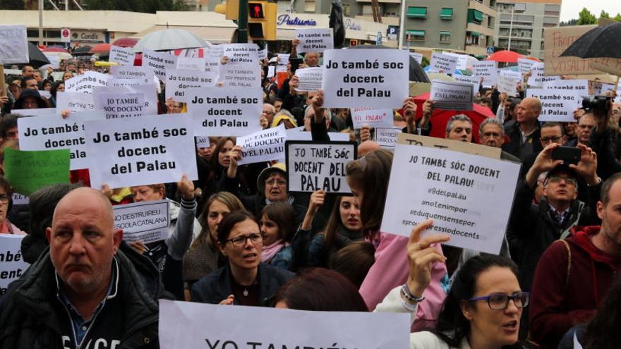 Centenars de persones es manifesten en suport als mestres de l&#039;IES El Palau