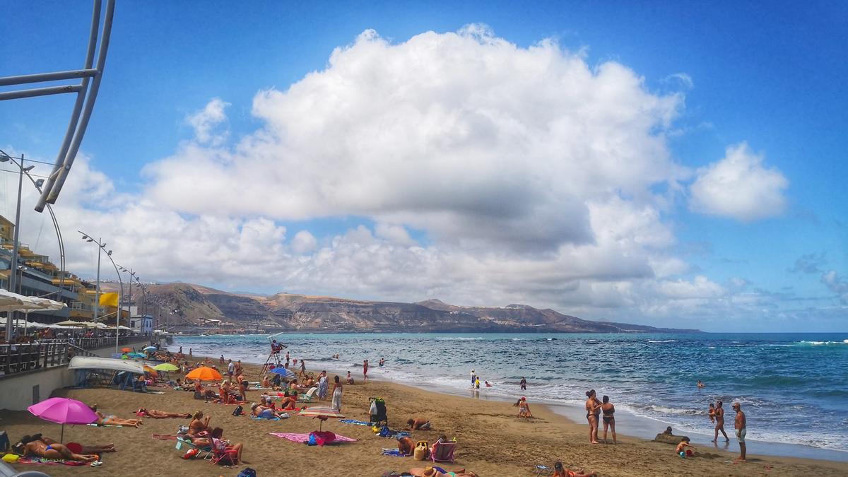 TIEMPO EN CANARIAS HOY: Cielos poco nubosos y algunas lluvias este viernes  en Canarias