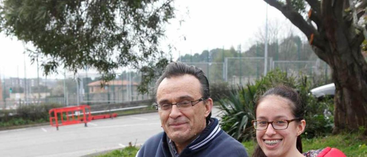 Javier Mateos, ayer, con su hija Lucía, en Gijón.