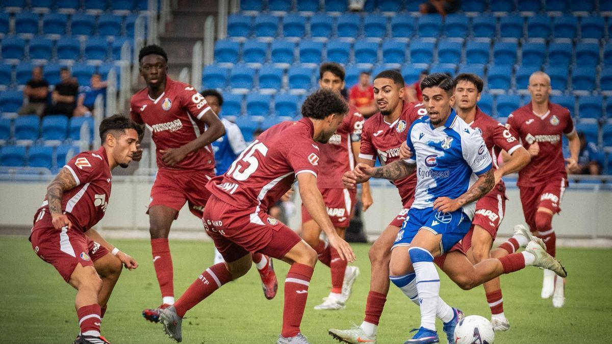 Víctor Moreno, rodeado de rivales en el partido Tenerife-Getafe.