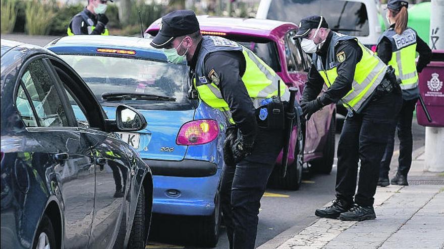 Policías locales de la capital, en labores de control ayer.