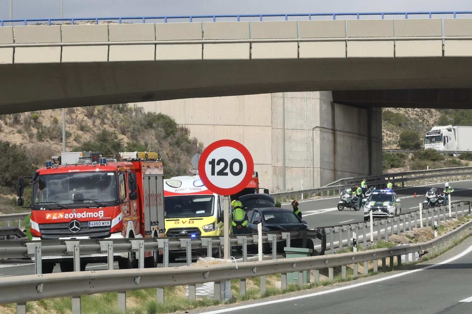 Aparatoso accidente en la A-31 en Monforte del Cid