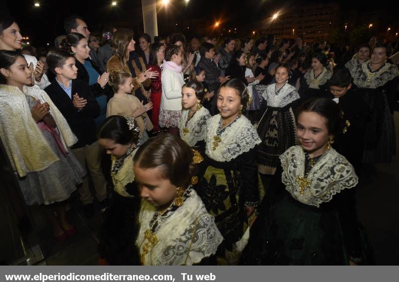 GALERÍA DE FOTOS -- Sequiol presenta a sus flamantes madrinas, Estefanía y María, en una noche brillante