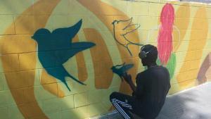 Uno de los jóvenes participando este viernes en el mural antirracista del barrio Fortuny de Reus.