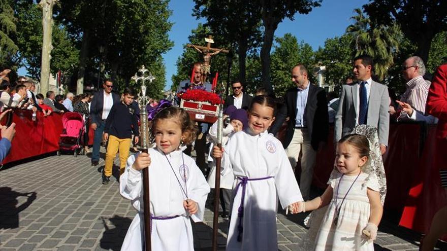 Unos 2.000 niños y cien pasos procesionan en la Semana Santa infantil