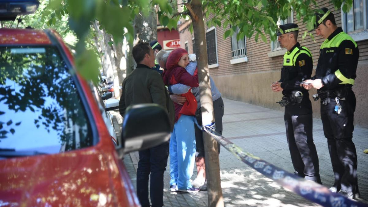 Una de las okupas, herida por las llamas, en el momento de regresar a por sus pertenencias al edificio.