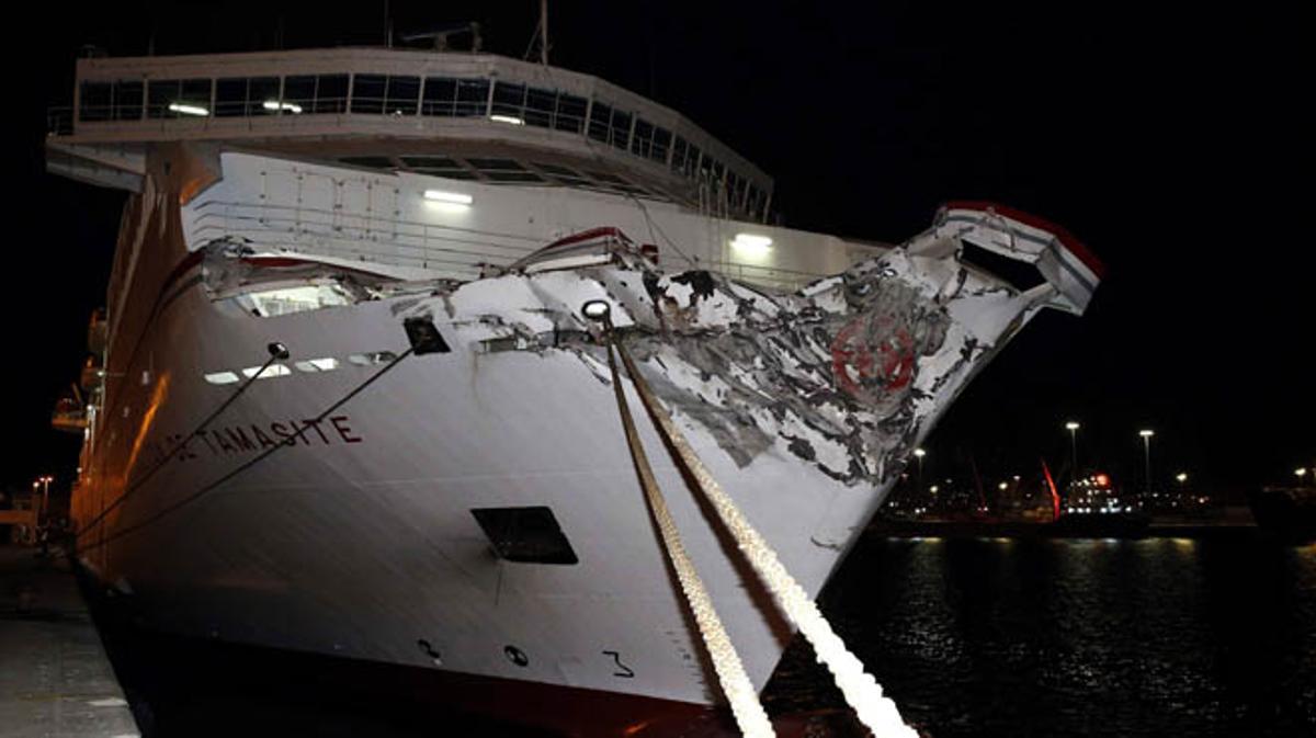 El ferry que navegaba a la deriva debido a un fallo eléctrico chocó contra un muelle del puerto de Las Palmas.