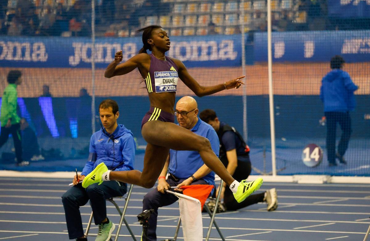Fátima Diame, durante su salto en València