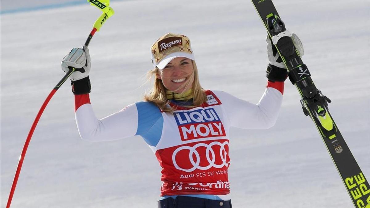 Lara Gut celebra el triunfo en Cortina