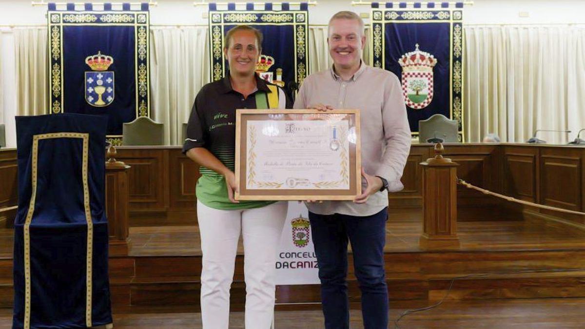 Entrega do diploma que acredita o recoñecemento.