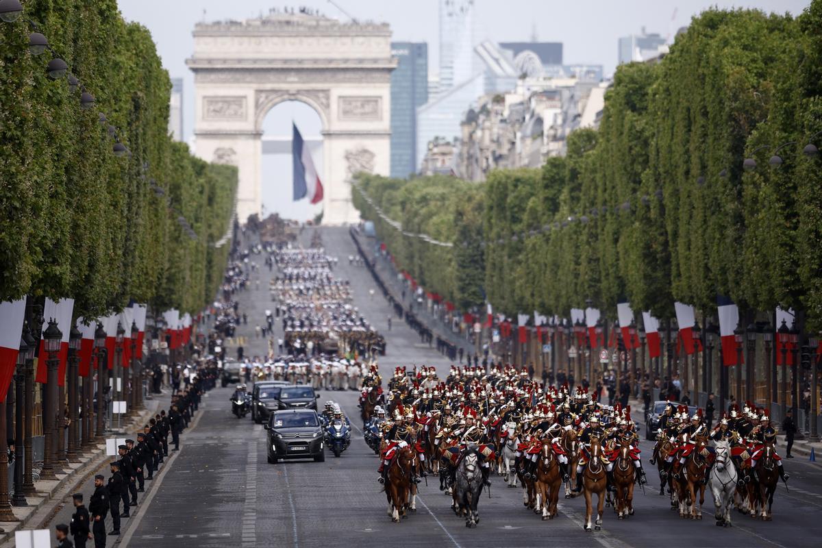 París celebra por todo alto el aniversario de la toma de la Bastilla.