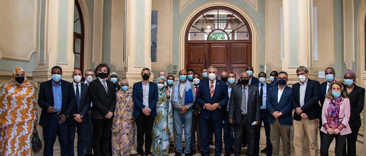 Foto de familia tras el acto de presentación del proyecto