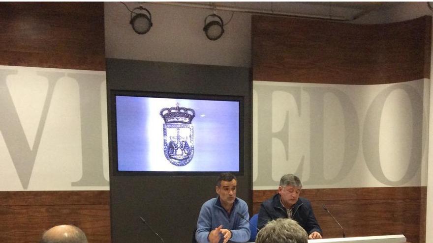 Miguel Ordóñez Lorenzana y Manuel Díaz, esta mañana en el Ayuntamiento de Oviedo.