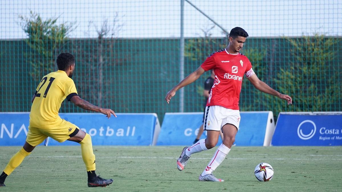 El centrocampista Youness, del Real Murcia, durante el amistoso ante el Hércules.