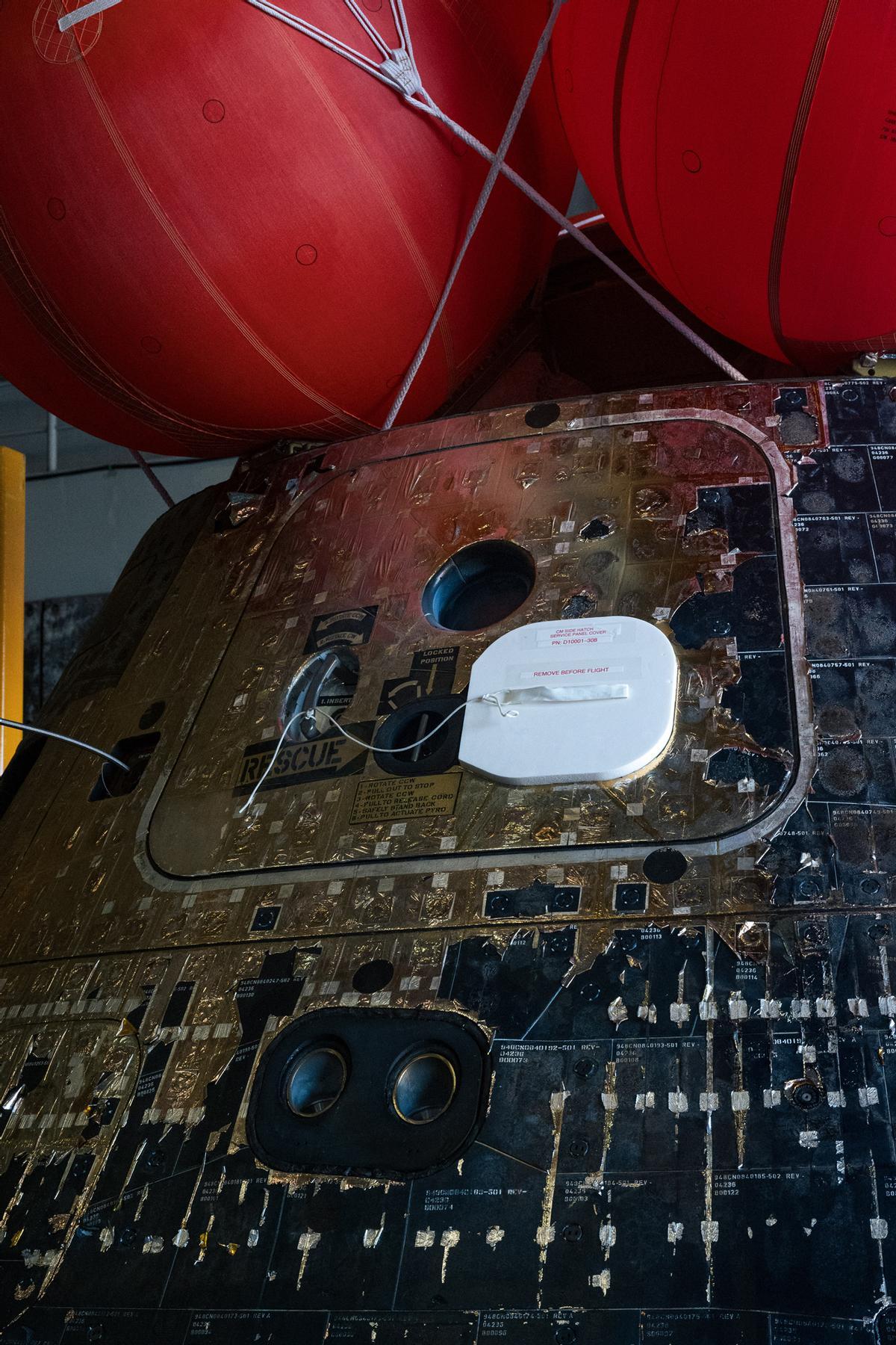 La cápsula espacial Orion se exhibe en la cubierta de pozo del USS John P. Murtha en San Diego, California, EE. UU. La cápsula espacial Orion se exhibe en la cubierta de pozo del USS John P. Murtha en San Diego, California, EE. UU.