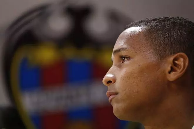 Presentación de Deyverson en el Levante