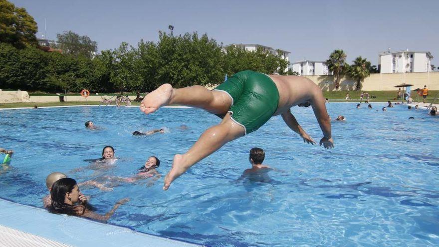 Bañistas en la piscina de la calle Marbella.