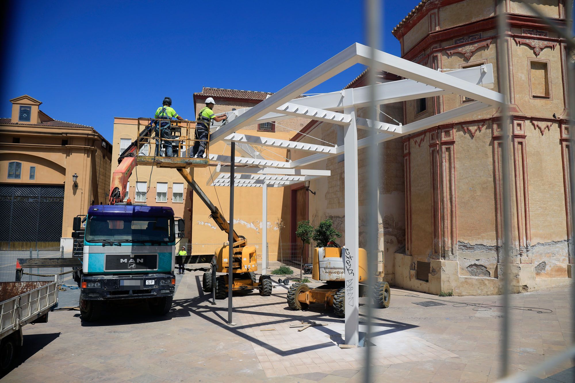 Imagen de los trabajos de desmontaje de la pérgola de Santo Domingo