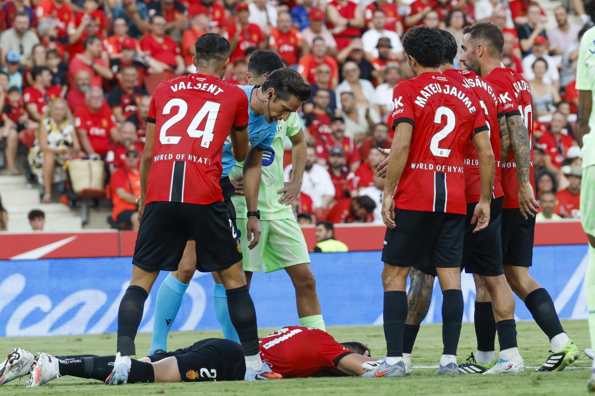 PALMA DE MALLORCA (BALEARES), 16/08/2025.- El defensa del Mallorca Antonio Raíllo tendido en el suelo (durante el gol que marca Ferrán Torres) en el partido de la primera jornada de LaLiga que RCD Mallorca y FC Barcelona disputan hoy sábado en el estadio de Son Moix. EFE/ Cati Cladera