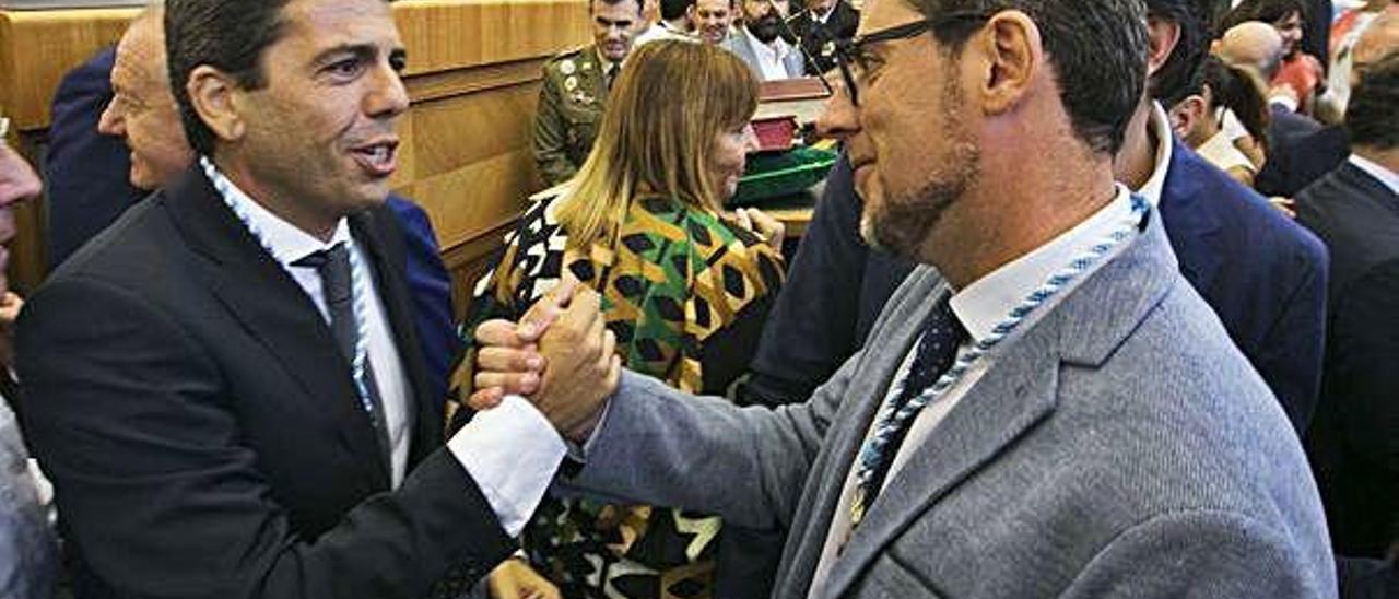 Carlos Mazón y el diputado de Ciudadanos Javier Gutiérrez, el día de la toma de posesión.