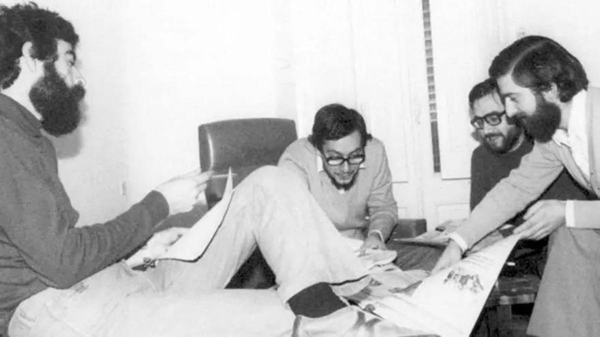 Els periodistes Gonçal Mazcuñán, Xavier Domènech, Joan Montraveta i Jordi Comellas comenten una de les primeres edicions de Regió7 / ARXIU