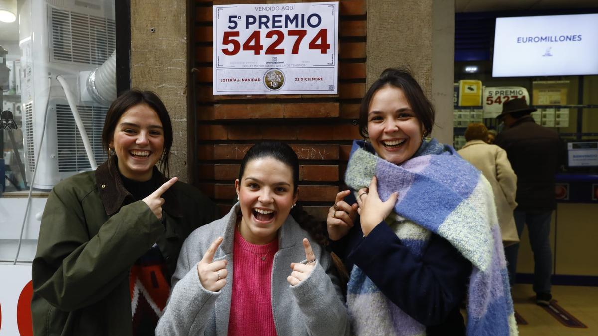 Tres jóvenes celebran el quinto premio que ha caído íntegramente en Teruel