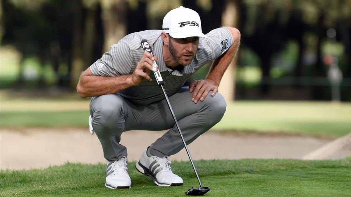 Dustin Johnson estudia un putt en la segunda vuelta