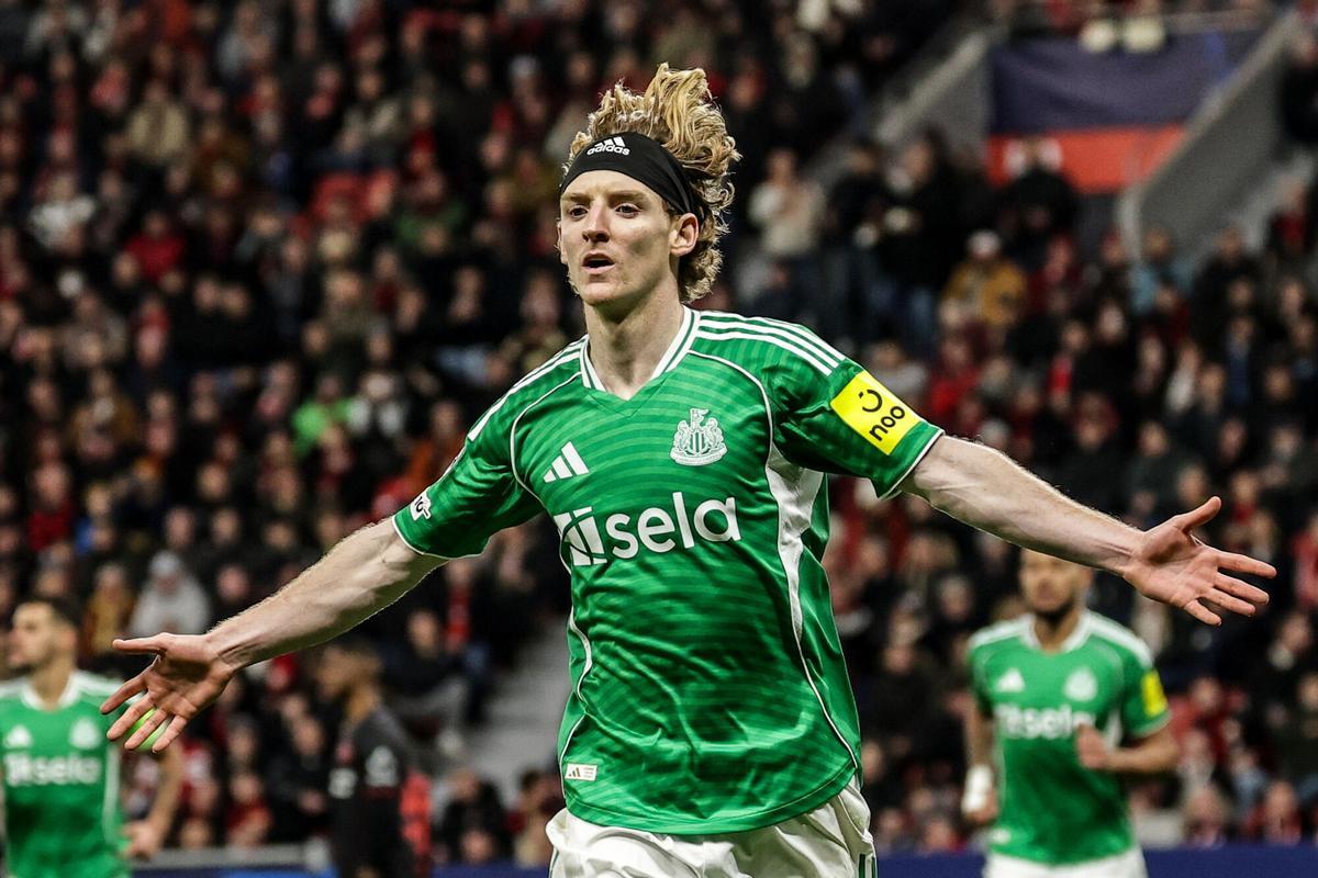 LEVERKUSEN (Germany), 10/12/2025.- Anthony Gordon of Newcastle celebrates scoring the 1-1 goal during the UEFA Champions League match between Bayer 04 Leverkusen and Newcastle United, in Leverkusen, Germany, 10 December 2025. (Liga de Campeones, Alemania) EFE/EPA/FRIEDEMANN VOGEL