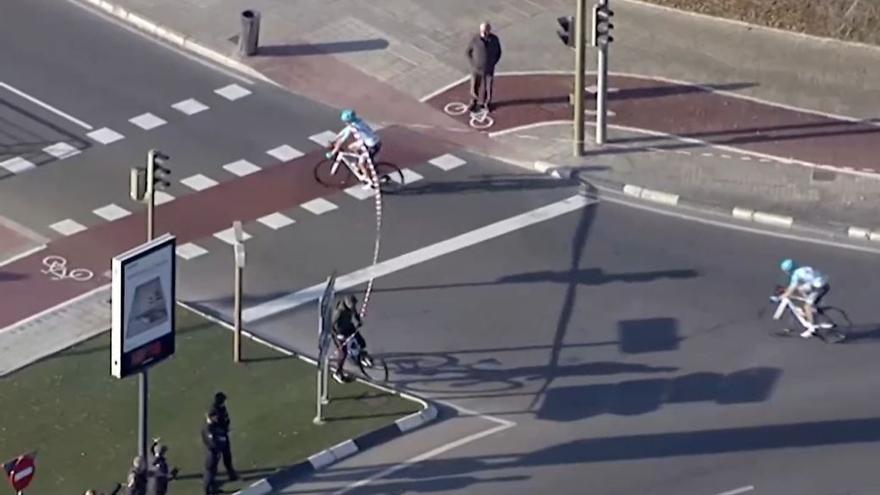 Los ciclistas que lideraban la etapa se equivocan de camino a escasos metros de la meta en Castelló