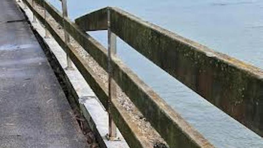 Villaviciosa advierte a Costas: o arregla de forma "urgente" el paseo de la ría en El Puntal o lo cerrará al público por "seguridad"