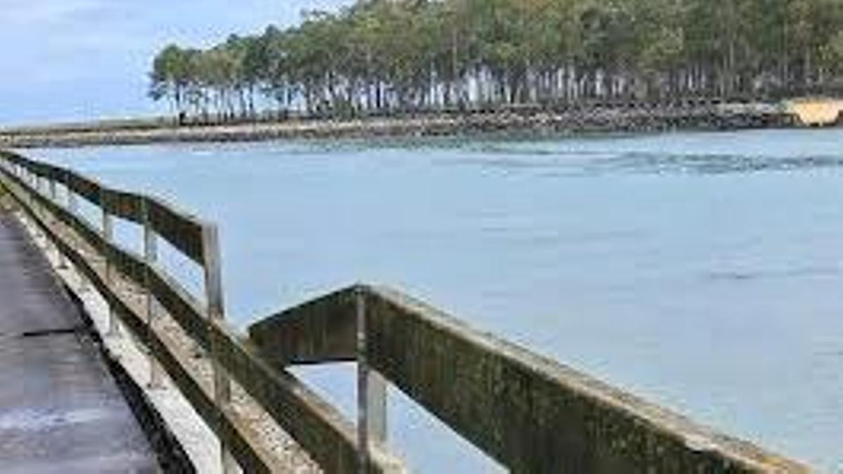 Un tramo con la barandilla rota en el paseo de la ría.