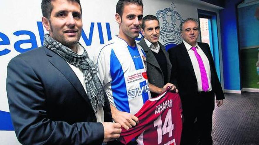 José Riesgo (gerente de Punto en Boca), Abraham, Chaque (comercial) y Rodríguez en la presentación del patrocinio.