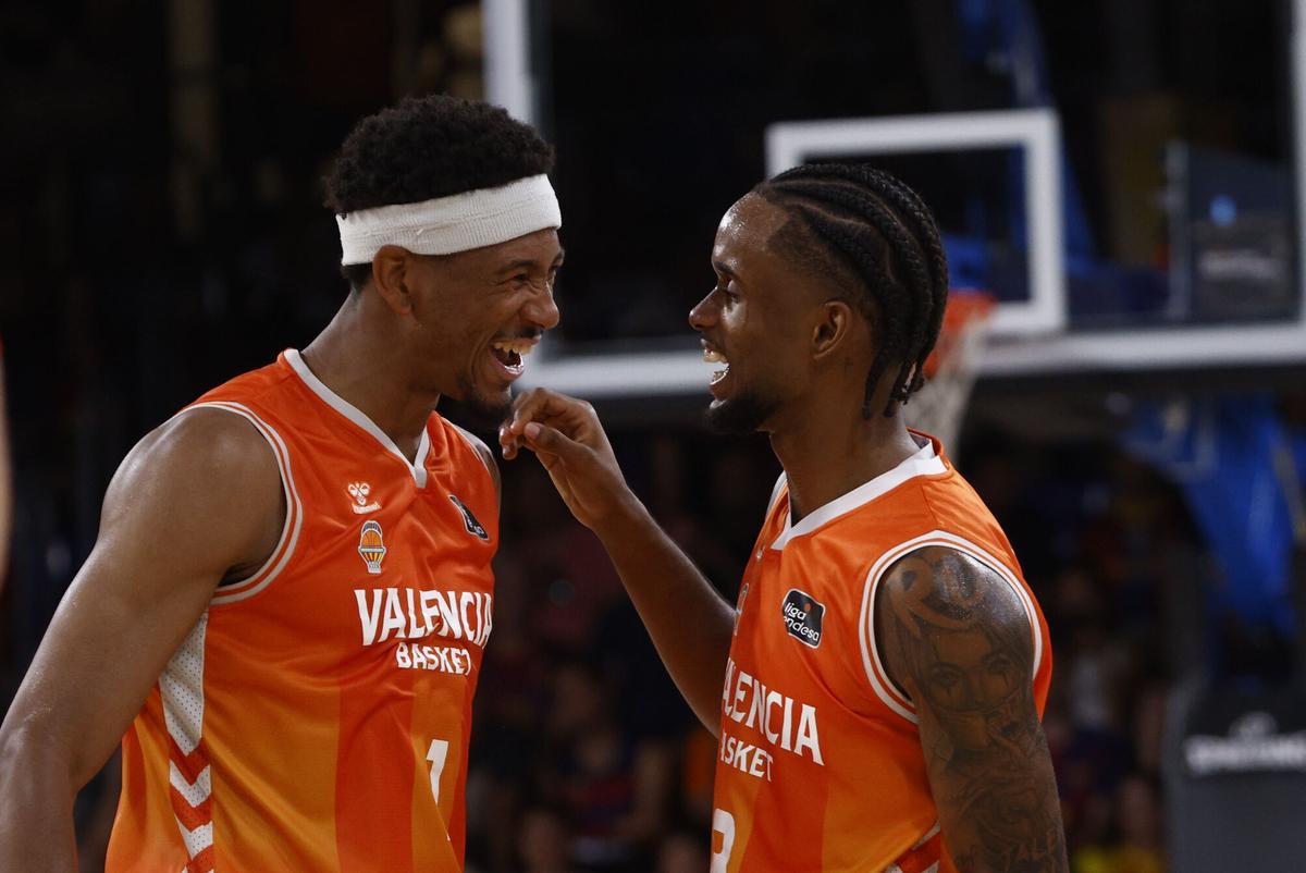 BARCELONA, 24/06/2026.- Los jugadores del Valencia Basket Jean Montero (d) y Cameron Taylor celebran la victoria al finalizar el cuarto partido de la final de la Liga Endesa disputado entre Barcelona y Valencia Basket, este miércoles en el Palau Blaugrana. EFE/Quique García