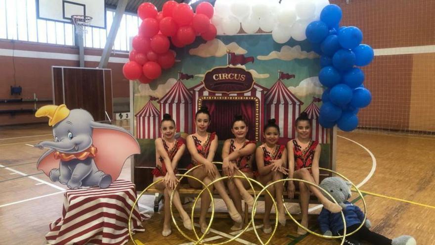 Las gimnastas del club Ares de Langreo brillan en el campeonato «Color, magia y maillots»