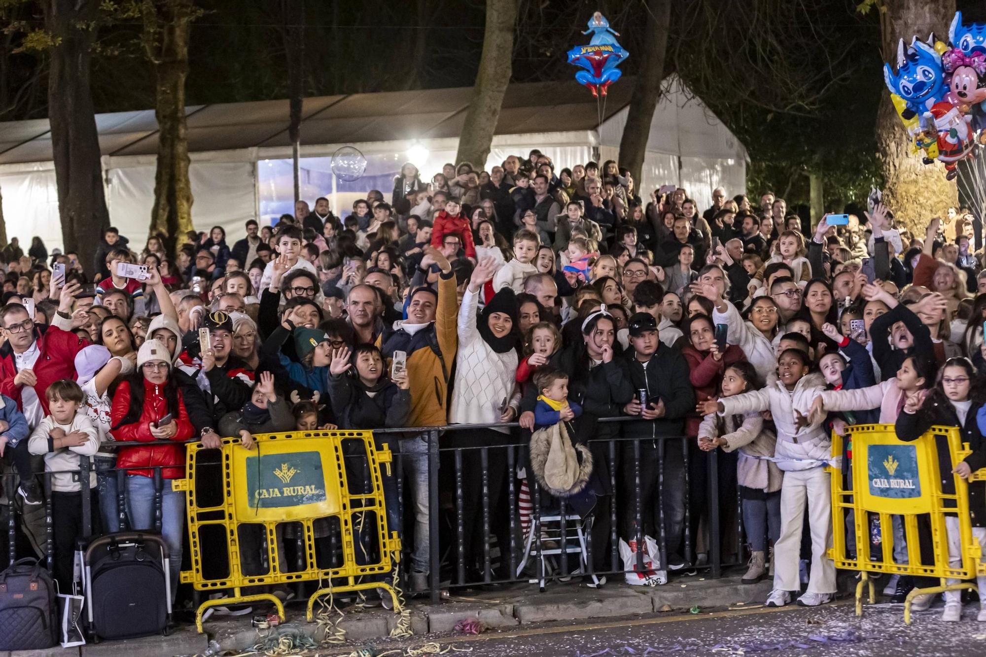 EN IMÁGENES: La cabalgata de los Reyes Magos en Oviedo